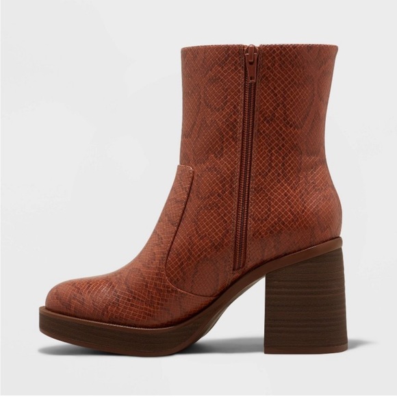 Universal Thread Heeled Boot - Picture 2 of 5